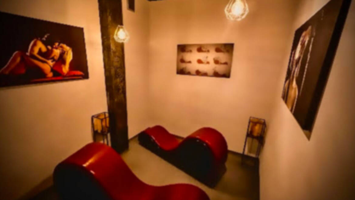 Room with tantric sofas